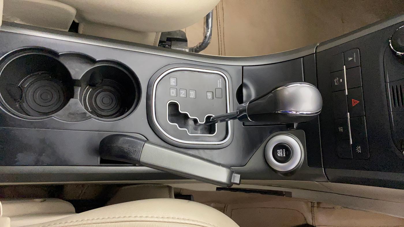 2017 Mahindra XUV500 W10 AT, Diesel, Automatic, 24,661 km, Gear Lever