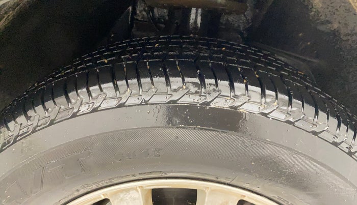 2017 Mahindra XUV500 W10 AT, Diesel, Automatic, 25,138 km, Right Front Tyre Tread