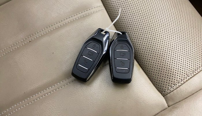 2017 Mahindra XUV500 W10 AT, Diesel, Automatic, 25,138 km, Key Close Up
