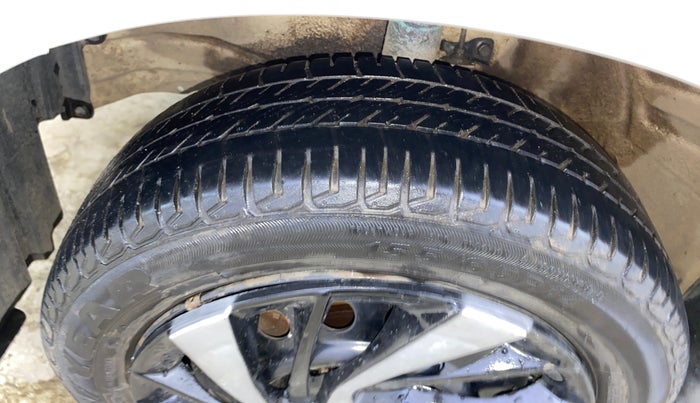 2015 Maruti Wagon R 1.0 VXI, CNG, Manual, 57,206 km, Left Front Tyre Tread