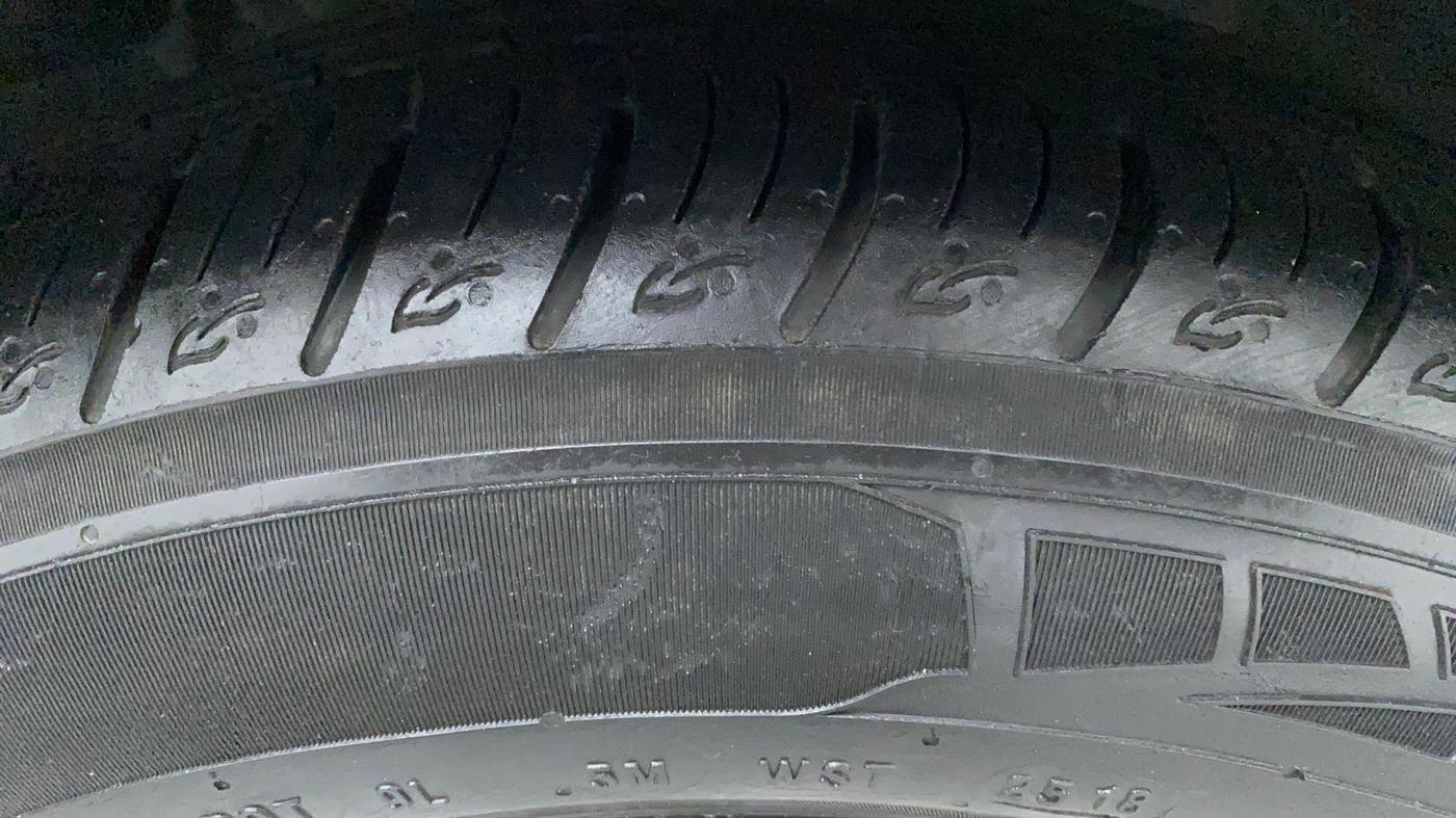 2010 Mercedes Benz C Class 250 CDI CLASSIC, Diesel, Automatic, 1,16,844 km, Right Front Tyre Tread