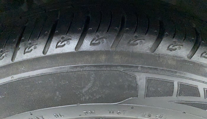 2010 Mercedes Benz C Class 250 CDI CLASSIC, Diesel, Automatic, 1,16,844 km, Right Front Tyre Tread