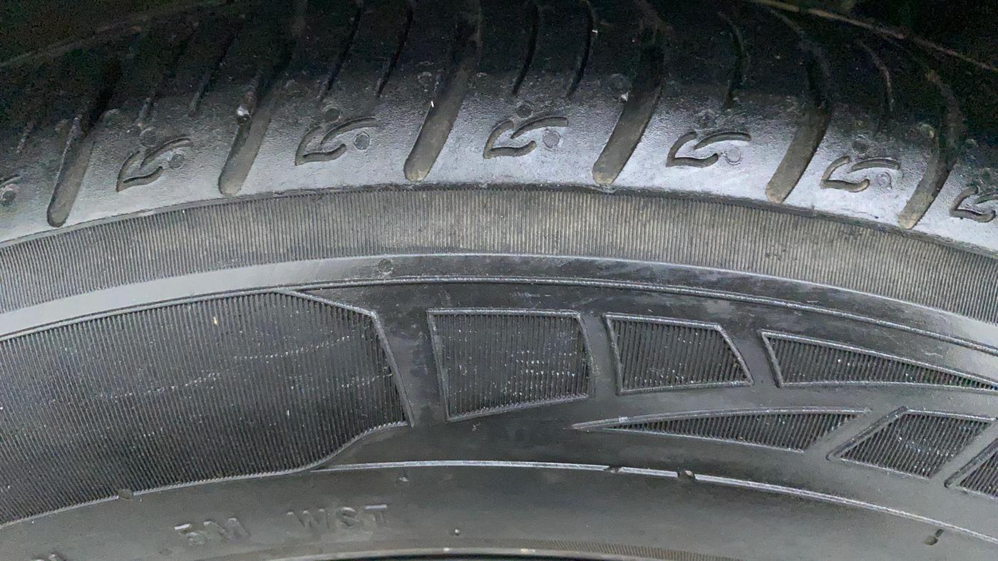 2010 Mercedes Benz C Class 250 CDI CLASSIC, Diesel, Automatic, 1,16,844 km, Left Front Tyre Tread