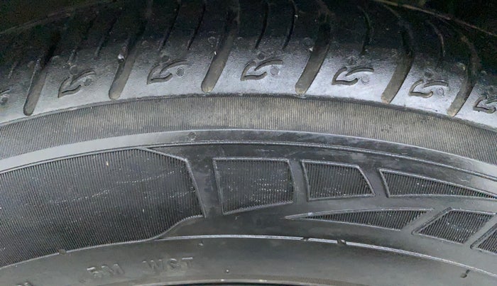 2010 Mercedes Benz C Class 250 CDI CLASSIC, Diesel, Automatic, 1,16,844 km, Left Front Tyre Tread