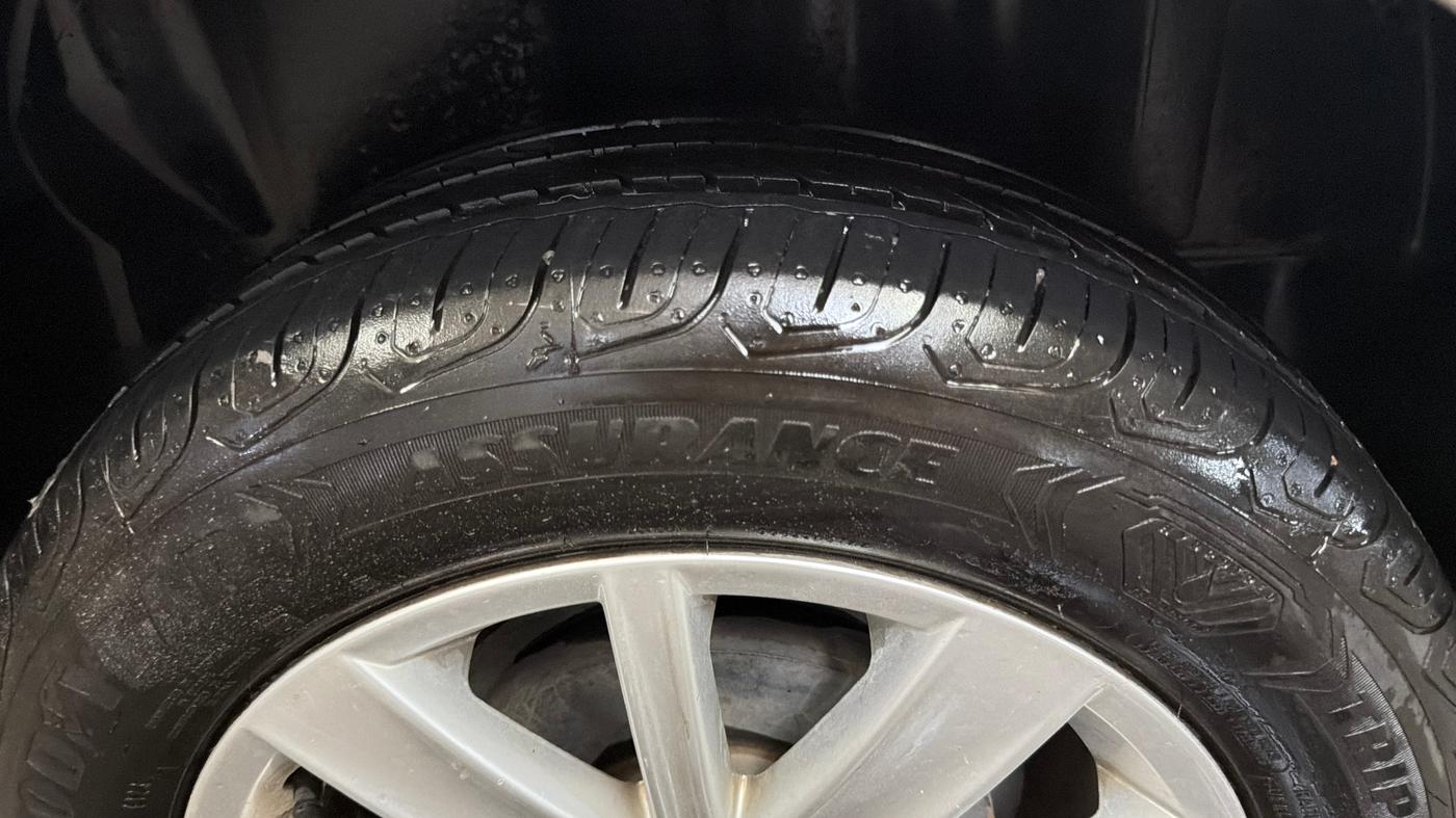2015 Volkswagen Vento HIGHLINE PETROL AT, Petrol, Automatic, 41,913 km, Left Rear Tyre Tread
