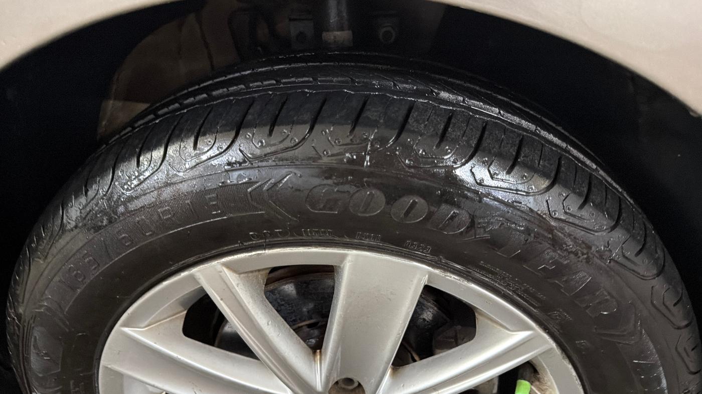 2015 Volkswagen Vento HIGHLINE PETROL AT, Petrol, Automatic, 41,913 km, Right Front Tyre Tread