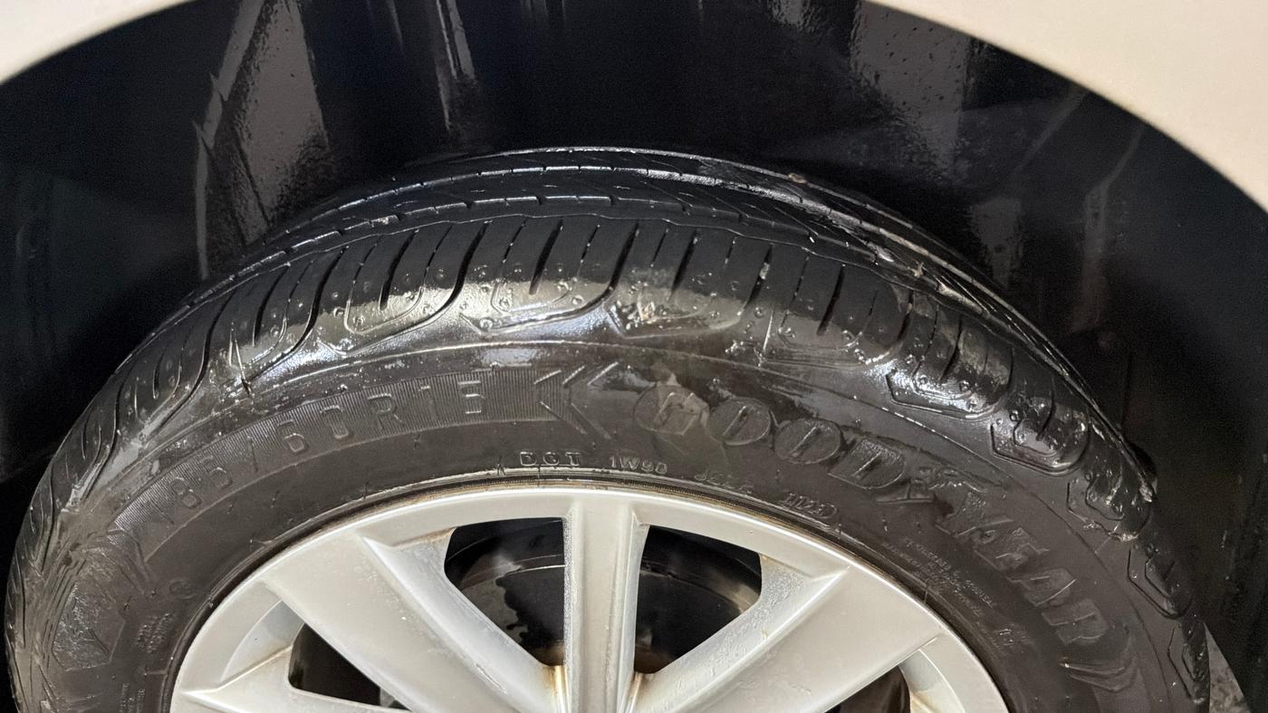 2015 Volkswagen Vento HIGHLINE PETROL AT, Petrol, Automatic, 41,913 km, Right Rear Tyre Tread