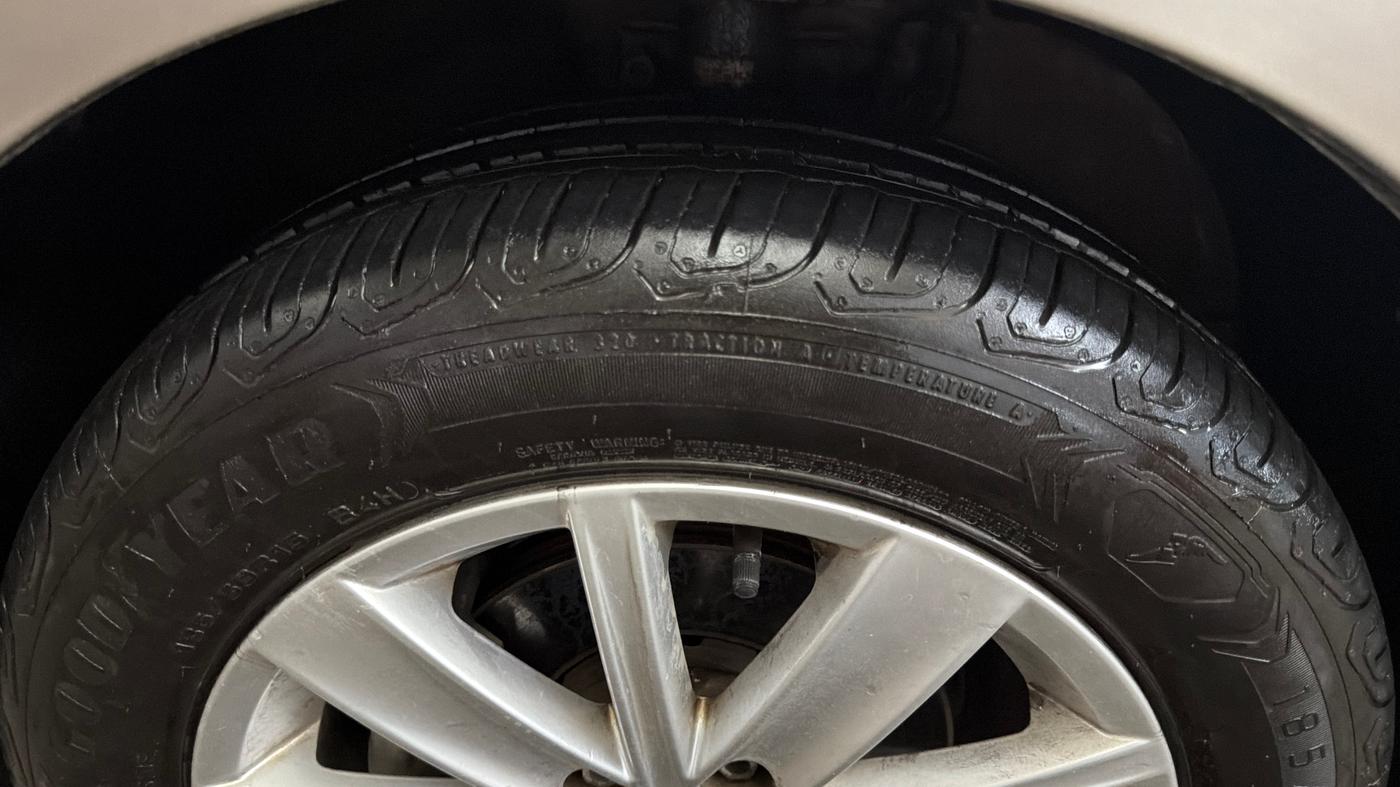 2015 Volkswagen Vento HIGHLINE PETROL AT, Petrol, Automatic, 41,913 km, Left Front Tyre Tread