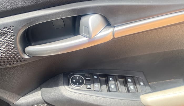 2022 KIA SELTOS HTK PLUS 1.5 IMT, Petrol, Manual, 32,402 km, Driver Side Door Panels Control
