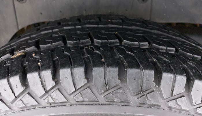 2017 Mahindra TUV300 T8, Diesel, Manual, 1,07,404 km, Right Rear Tyre Tread