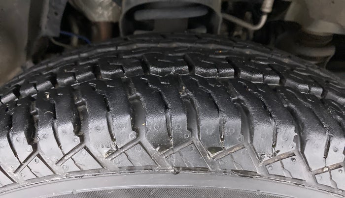 2017 Mahindra TUV300 T8, Diesel, Manual, 1,07,404 km, Right Front Tyre Tread