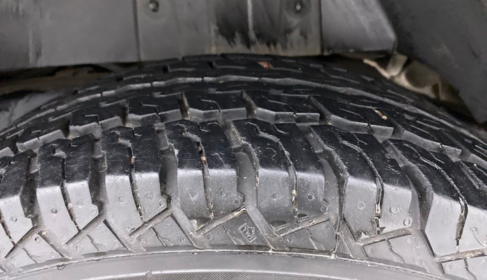 2017 Mahindra TUV300 T8, Diesel, Manual, 1,07,404 km, Left Rear Tyre Tread