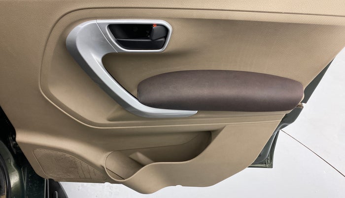 2017 Mahindra TUV300 T8, Diesel, Manual, 1,07,404 km, Driver Side Door Panels Control