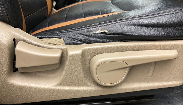 2017 Mahindra TUV300 T8, Diesel, Manual, 1,07,404 km, Driver Side Adjustment Panel