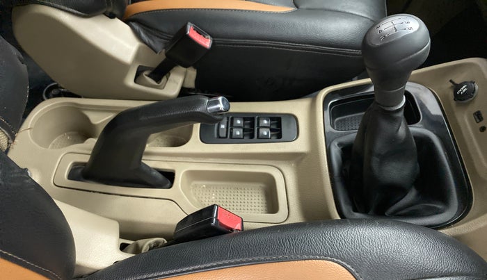 2017 Mahindra TUV300 T8, Diesel, Manual, 1,07,404 km, Gear Lever