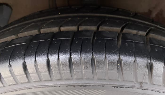 2013 Hyundai i20 SPORTZ 1.4 AT VTVT, Petrol, Automatic, 24,846 km, Left Front Tyre Tread