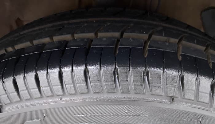 2013 Hyundai i20 SPORTZ 1.4 AT VTVT, Petrol, Automatic, 24,846 km, Right Front Tyre Tread