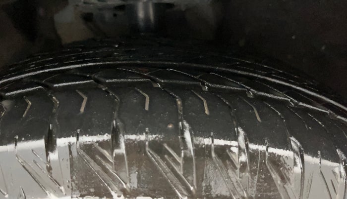 2023 Mahindra XUV700 AX 7 P AT 7 STR, Petrol, Automatic, 11,821 km, Right Front Tyre Tread