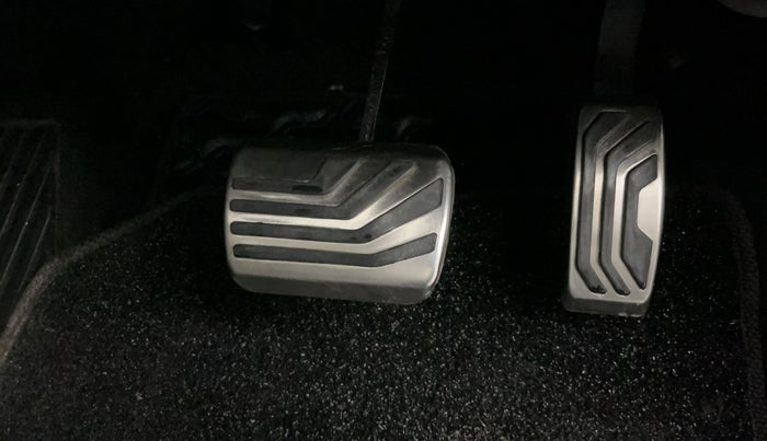 2023 Mahindra XUV700 AX 7 P AT 7 STR, Petrol, Automatic, 11,821 km, Pedals