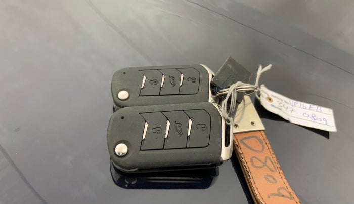 2023 Mahindra XUV700 AX 7 P AT 7 STR, Petrol, Automatic, 11,821 km, Key Close Up