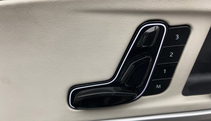 2023 Mahindra XUV700 AX 7 P AT 7 STR, Petrol, Automatic, 11,821 km, Driver Side Adjustment Panel