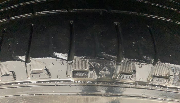 2017 Mahindra XUV500 W6 AT, Diesel, Automatic, 1,01,564 km, Right Front Tyre Tread