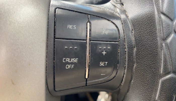 2017 Mahindra XUV500 W6 AT, Diesel, Automatic, 1,01,564 km, Adaptive Cruise Control