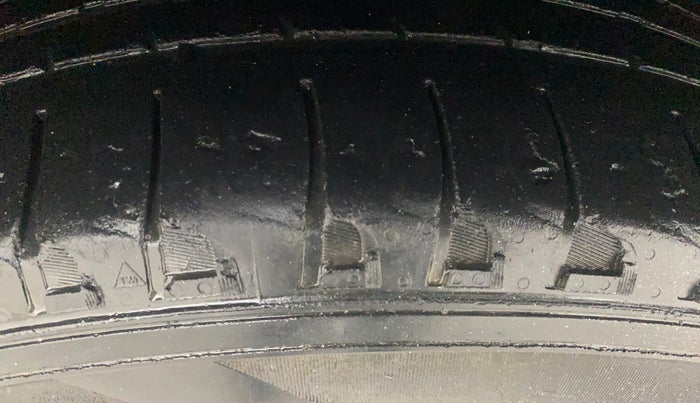 2017 Mahindra XUV500 W6 AT, Diesel, Automatic, 1,01,564 km, Left Front Tyre Tread