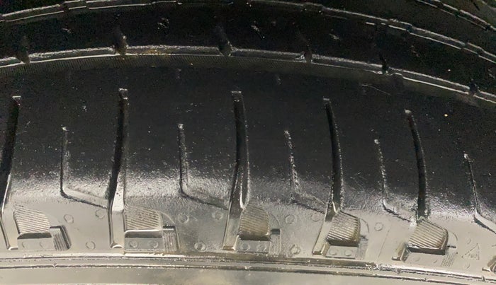 2017 Mahindra XUV500 W6 AT, Diesel, Automatic, 1,01,564 km, Right Rear Tyre Tread