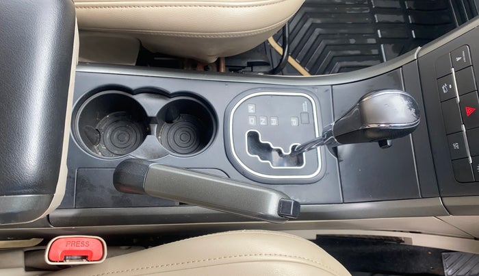 2017 Mahindra XUV500 W6 AT, Diesel, Automatic, 1,01,564 km, Gear Lever