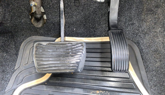 2017 Mahindra XUV500 W6 AT, Diesel, Automatic, 1,01,564 km, Pedals