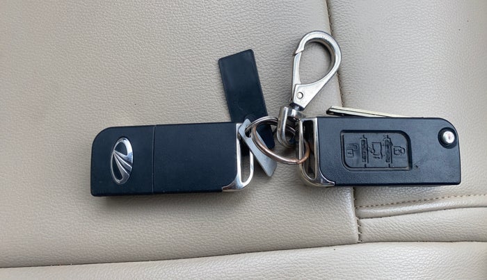 2017 Mahindra XUV500 W6 AT, Diesel, Automatic, 1,01,564 km, Key Close Up