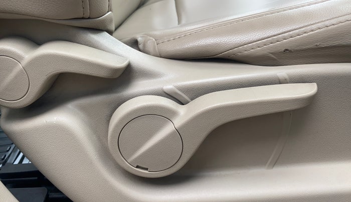 2017 Mahindra XUV500 W6 AT, Diesel, Automatic, 1,01,564 km, Driver Side Adjustment Panel