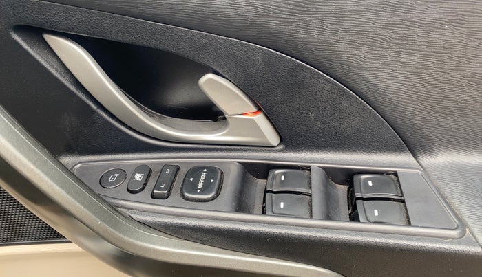 2017 Mahindra XUV500 W6 AT, Diesel, Automatic, 1,01,564 km, Driver Side Door Panels Control