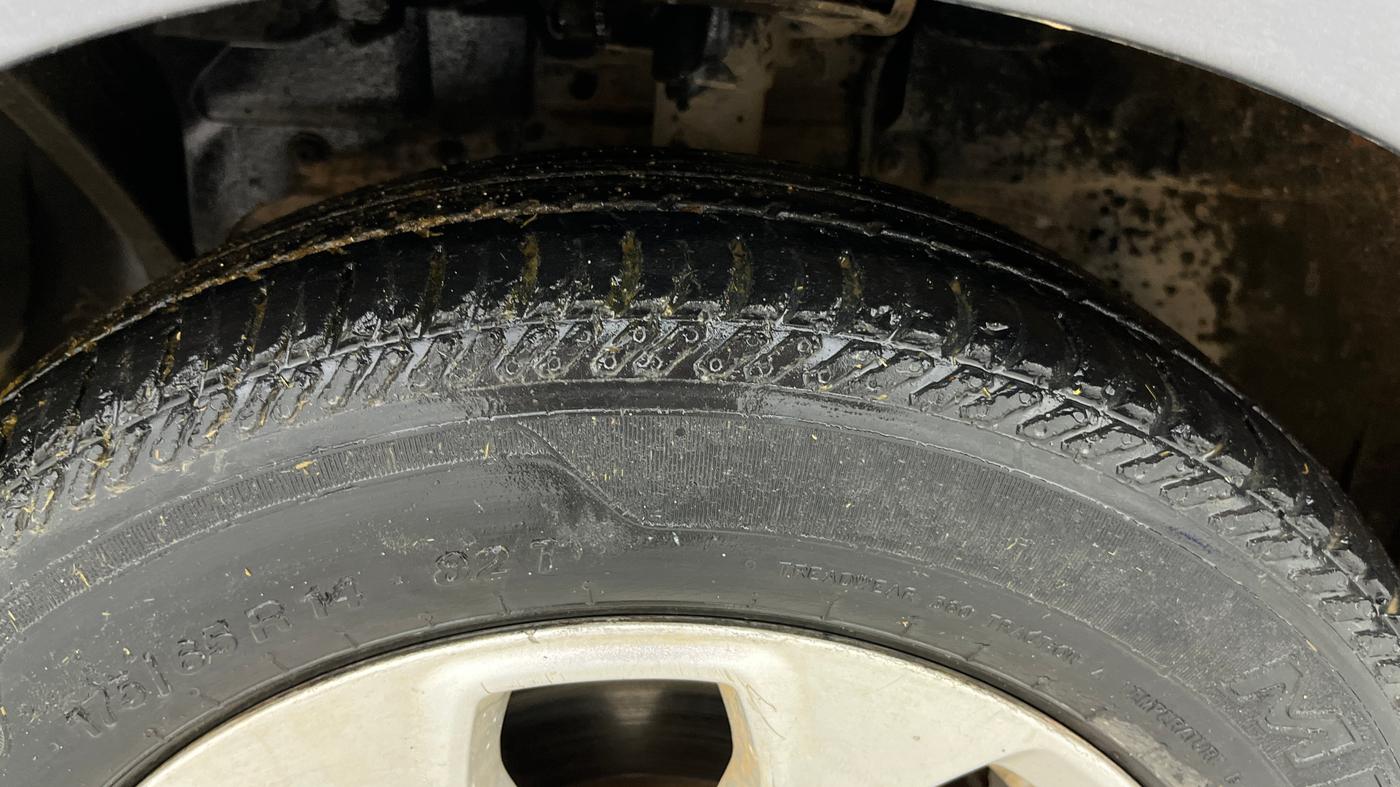 2016 Ford New Figo TITANIUM 1.2 PETROL MT, Petrol, Manual, 27,204 km, Left Front Tyre Tread