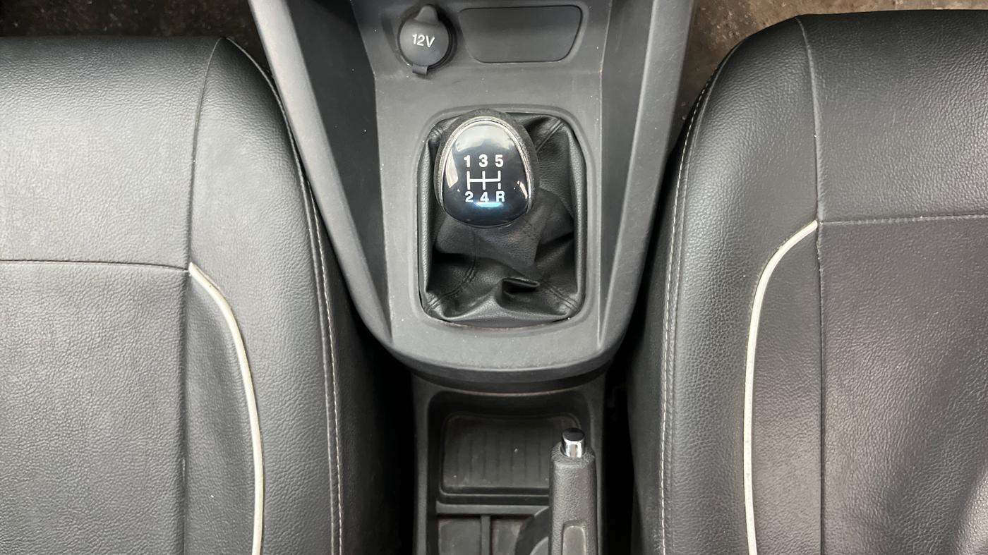 2016 Ford New Figo TITANIUM 1.2 PETROL MT, Petrol, Manual, 27,204 km, Gear Lever