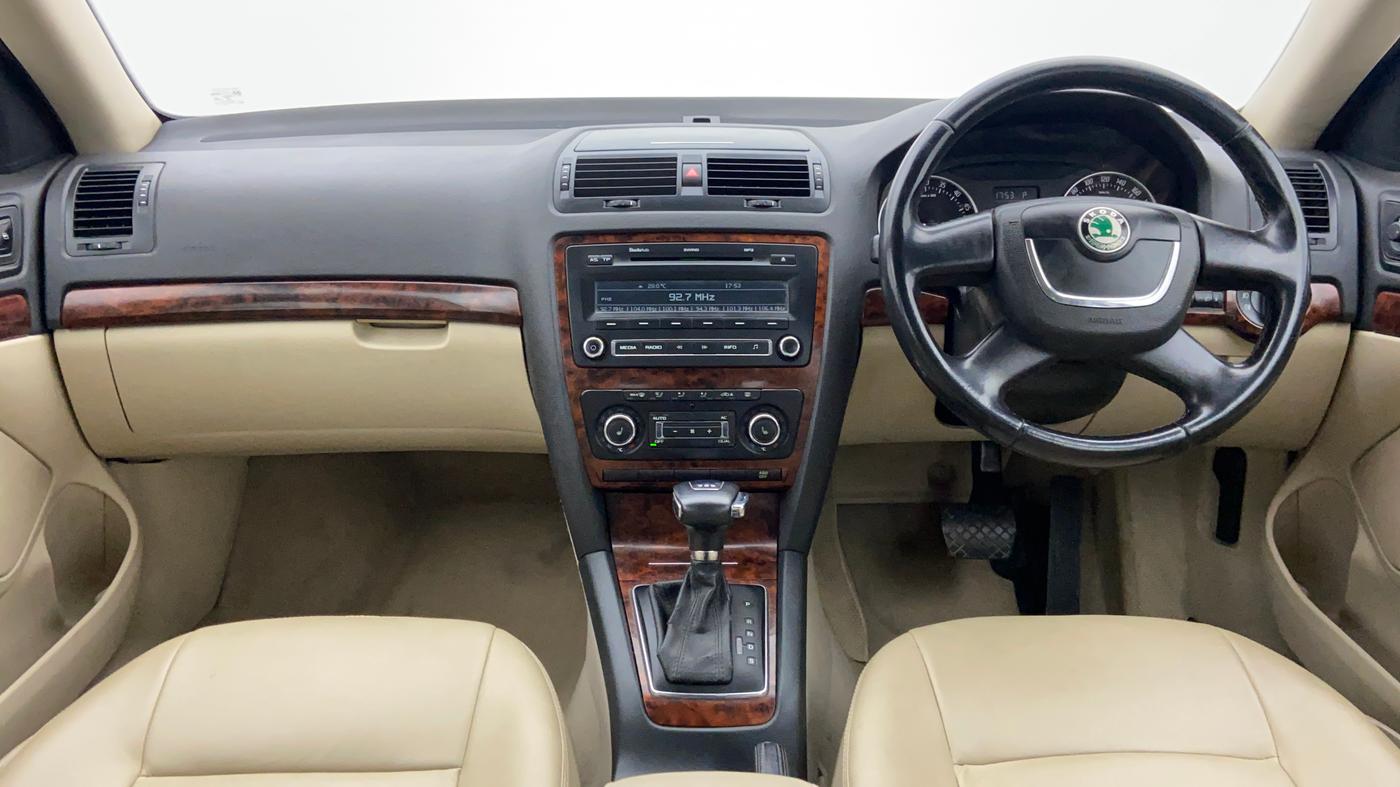 2012 Skoda Laura AMBIENTE 2.0 TDI CR AT, Diesel, Automatic, 1,04,705 km, Dashboard