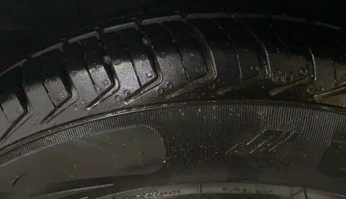 2013 Hyundai i10 MAGNA 1.1, Petrol, Manual, 83,202 km, Left Front Tyre Tread