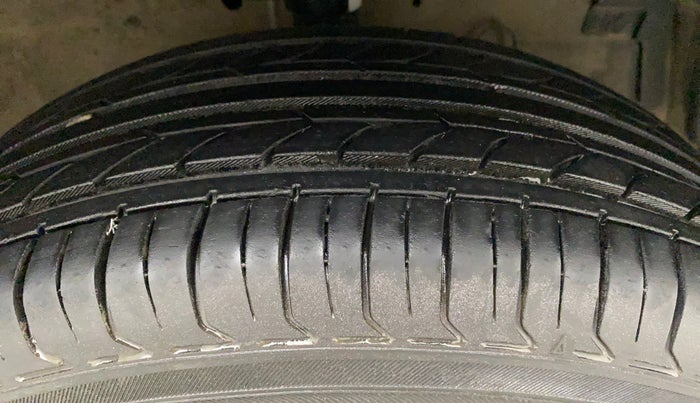 2015 Maruti Swift LXI (O), Petrol, Manual, 92,962 km, Right Front Tyre Tread