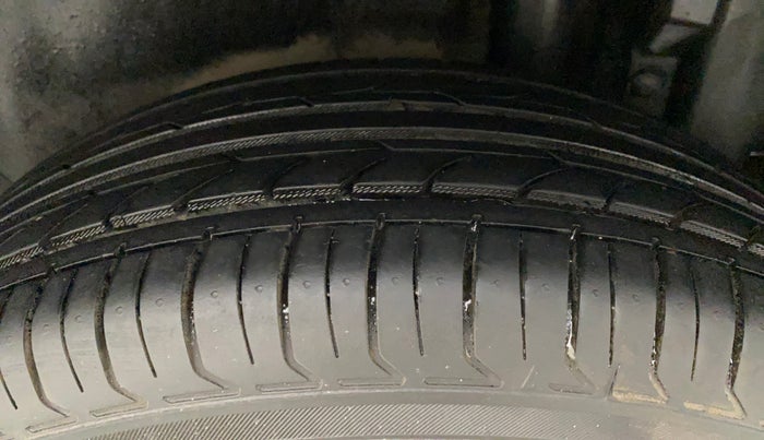 2015 Maruti Swift LXI (O), Petrol, Manual, 92,962 km, Left Rear Tyre Tread