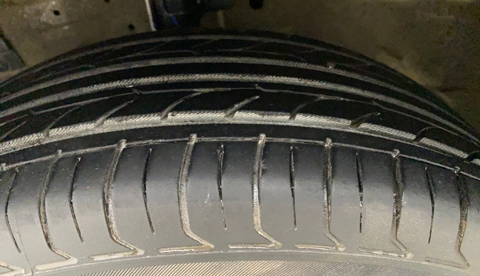 2015 Maruti Swift LXI (O), Petrol, Manual, 92,962 km, Left Front Tyre Tread