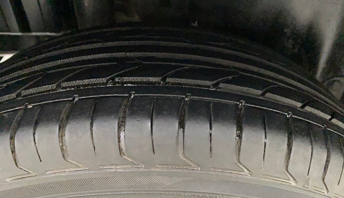 2015 Maruti Swift LXI (O), Petrol, Manual, 92,962 km, Right Rear Tyre Tread