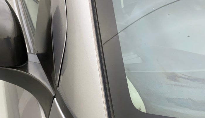 2015 Maruti Swift LXI (O), Petrol, Manual, 92,962 km, Right A pillar - Paint is slightly faded
