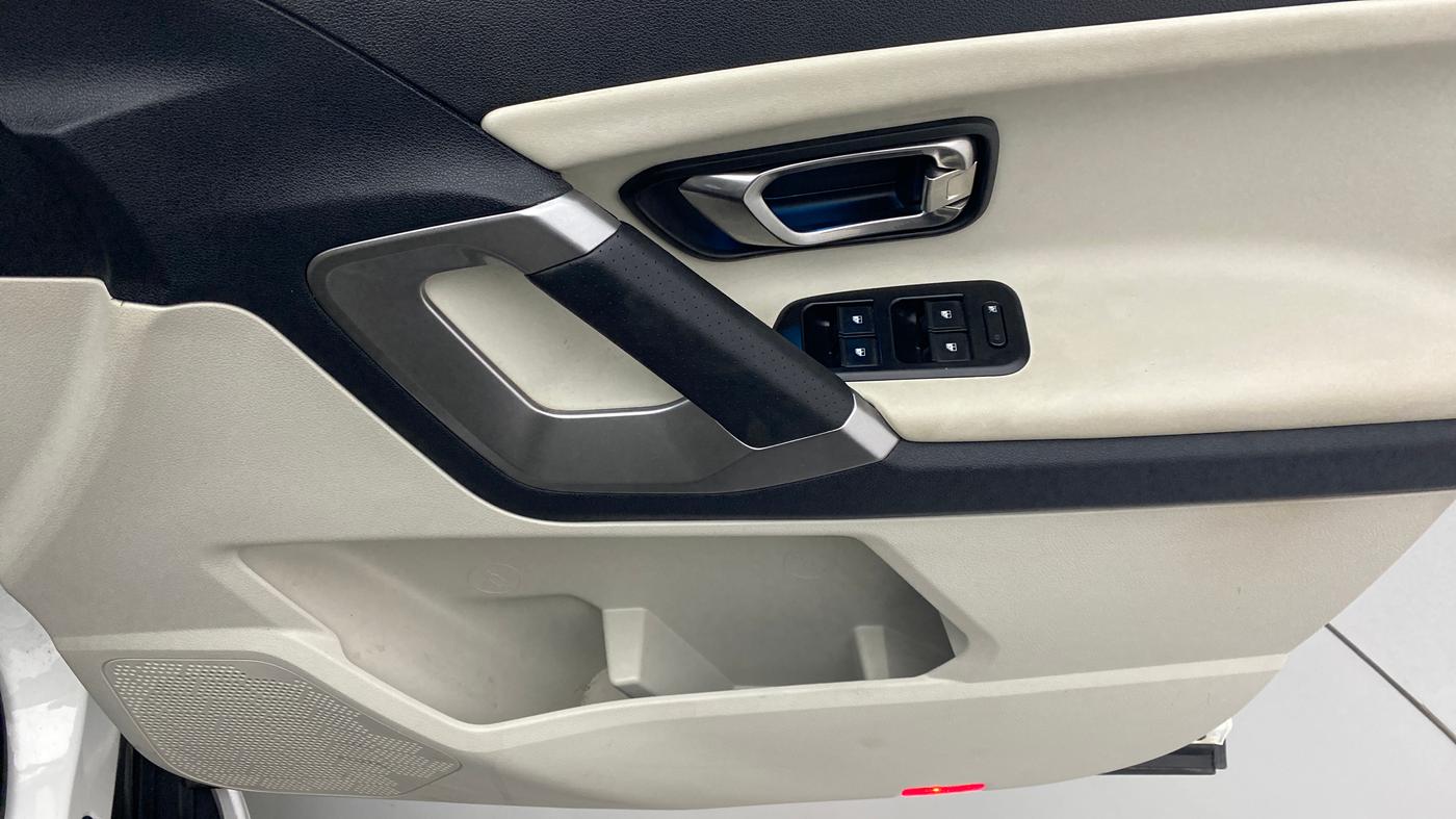 2022 Tata Safari XZA+  KRYOTEC, Diesel, Automatic, 6,906 km, Driver Side Door Panels Control