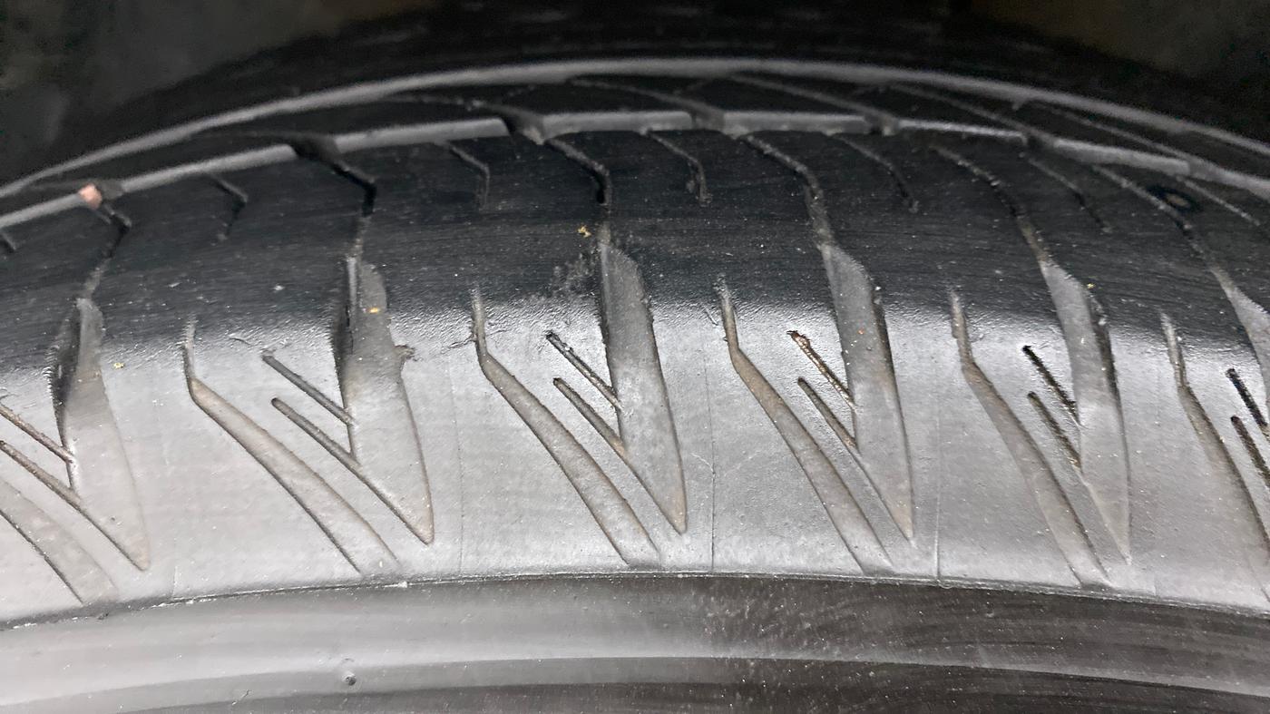2022 Tata Safari XZA+  KRYOTEC, Diesel, Automatic, 6,906 km, Left Front Tyre Tread