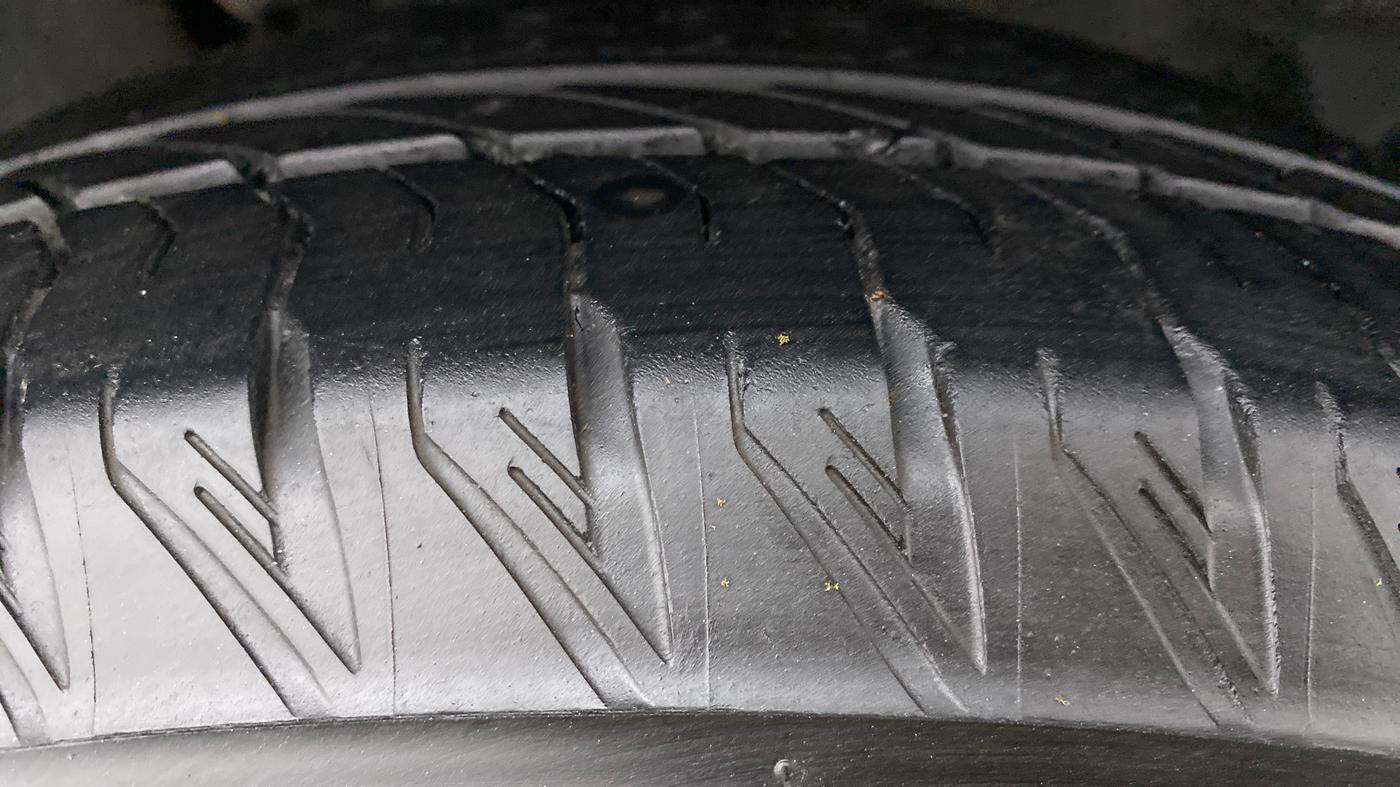 2022 Tata Safari XZA+  KRYOTEC, Diesel, Automatic, 6,906 km, Right Front Tyre Tread