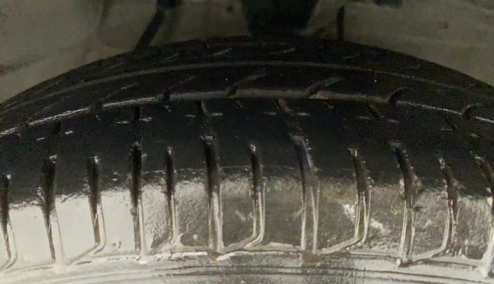 2015 Hyundai i10 SPORTZ 1.1, Petrol, Manual, 28,024 km, Right Front Tyre Tread