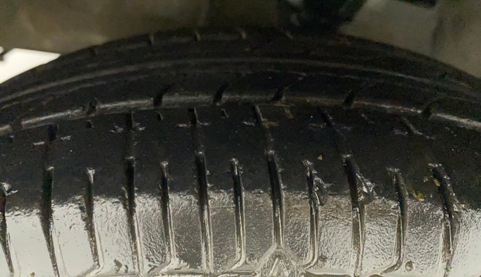 2015 Hyundai i10 SPORTZ 1.1, Petrol, Manual, 28,024 km, Left Front Tyre Tread