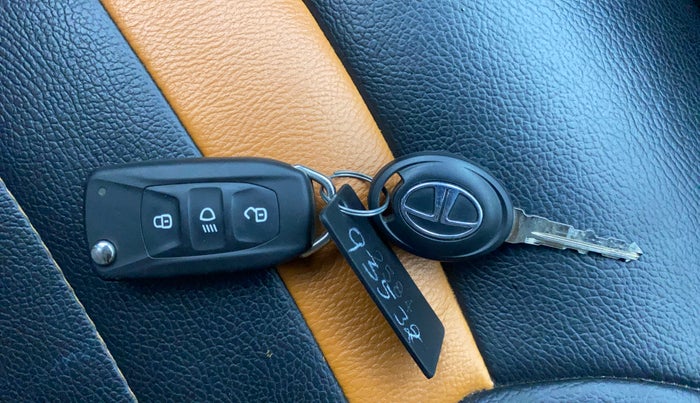 2018 Tata TIAGO NRG PETROL, Petrol, Manual, 49,200 km, Key Close Up