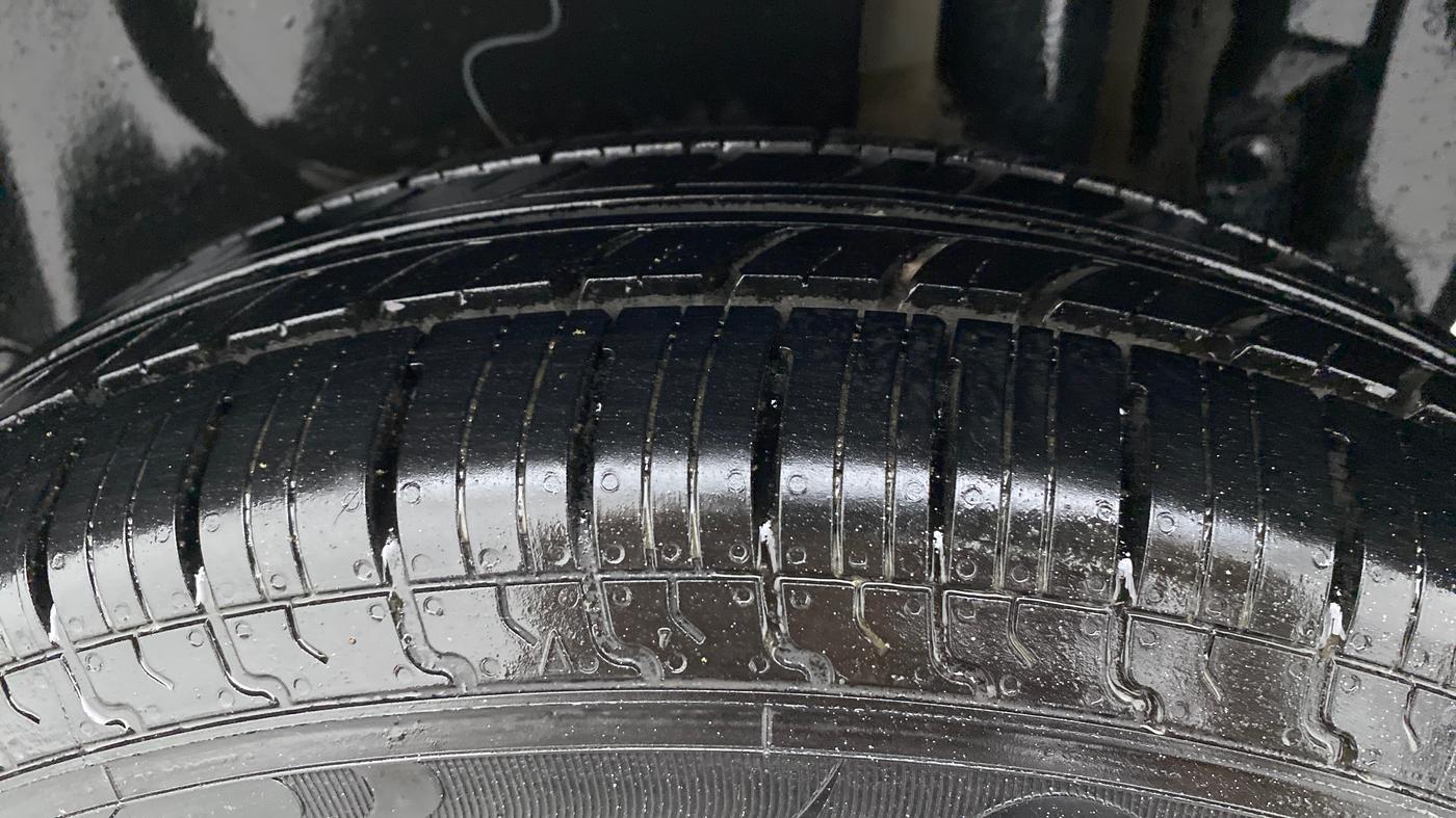 2014 Maruti Swift Dzire VXI, Petrol, Manual, 42,969 km, Left Rear Tyre Tread
